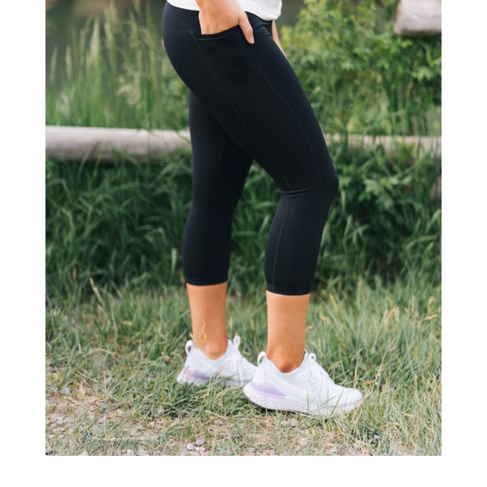 Zyia black brillant pocket capris. Size 4.